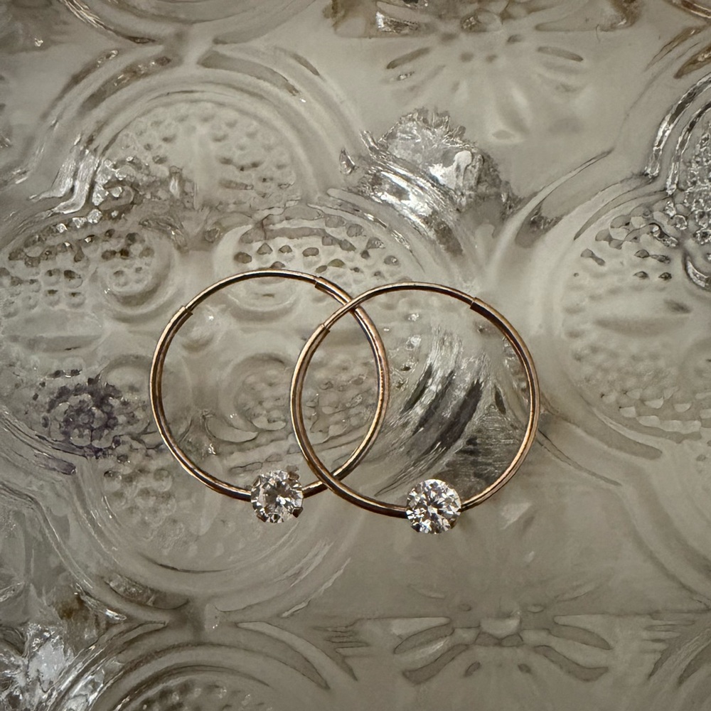 Vintage 10kt solid gold dainty hoop earrings with clear round stone accent